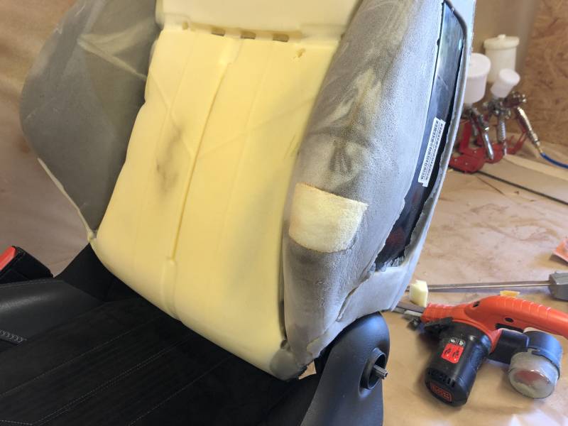 Façonnage du greffon en mousse aux forme de la joue de dossier