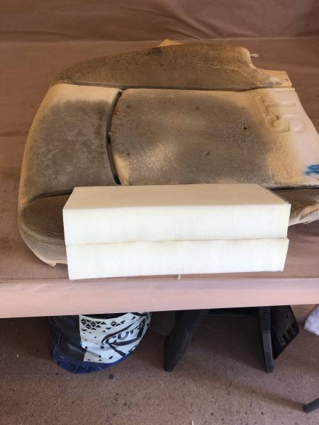 Réparation d'une assise de siège par greffe de mousse