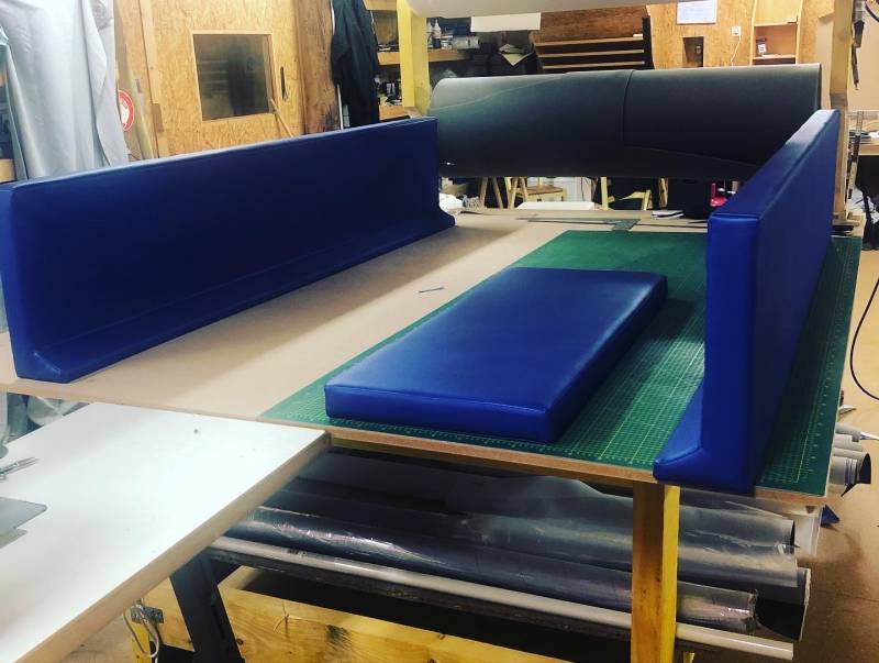 Ensemble de protection de lit médicalisé réalisé avec simili-cuir anti-bactérien