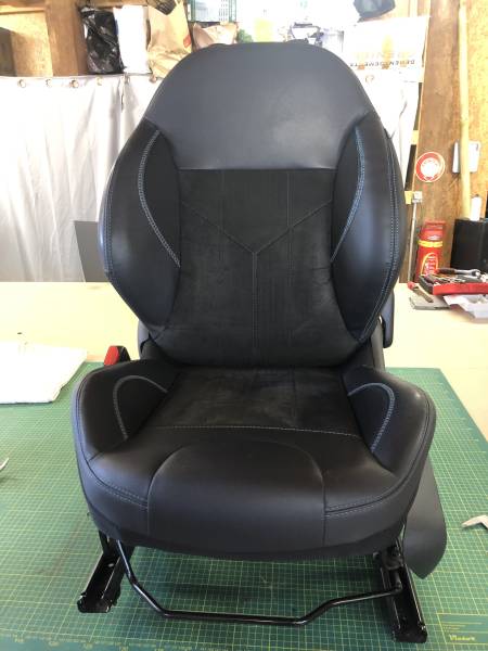 Réparation siège avant avec motif en surpiqûre