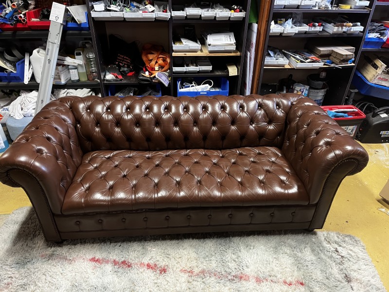 Rénovation d'un canapé Chesterfield en cuir près du Havre par un artisan sellier spécialisé en Seine-Maritime