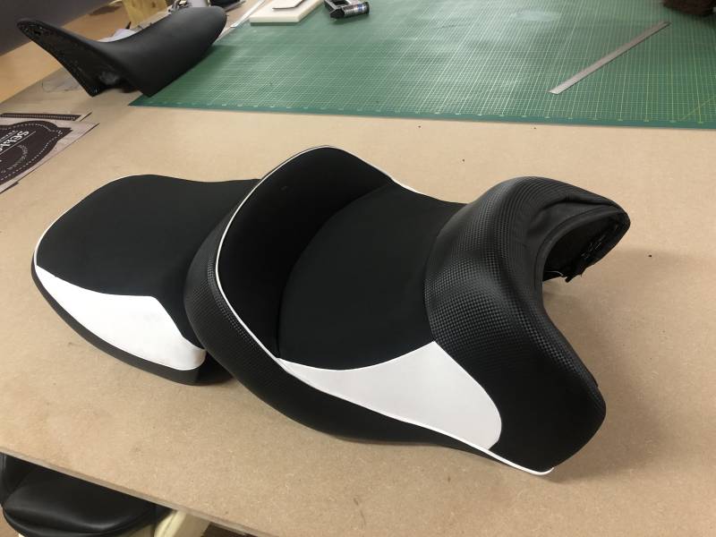 Réalisation complète d'une selle confort pour moto BMW 1150 RT, proche de FECAMP