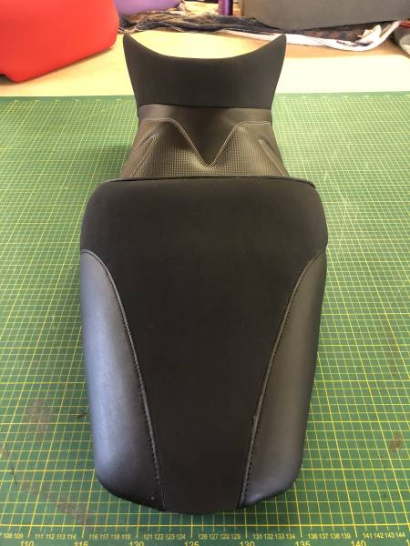 Changement de simili-cuir sur selle de moto