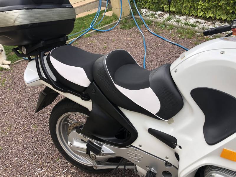 Réalisation complète d'une selle confort pour moto BMW 1150 RT, proche de FECAMP