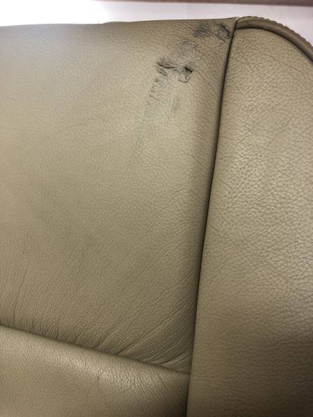 Accroc sur siège en cuir