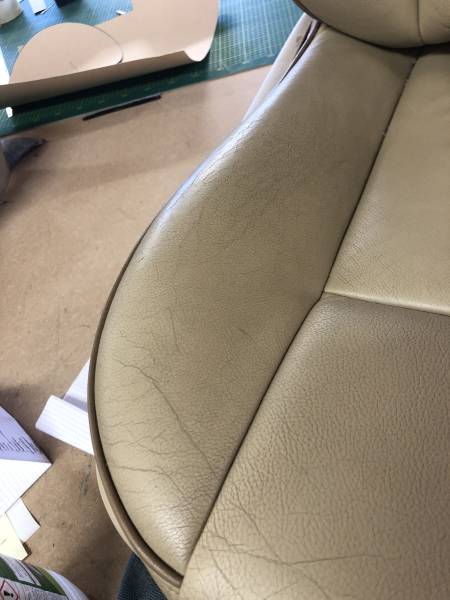 Assise siège en cuir avant rénovation 