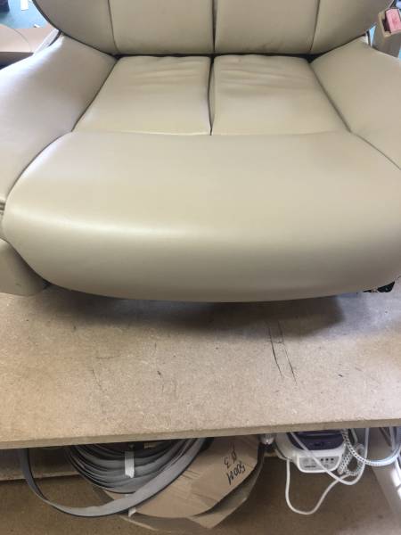 Assise de siège en cuir après recoloration et traitement des fissures