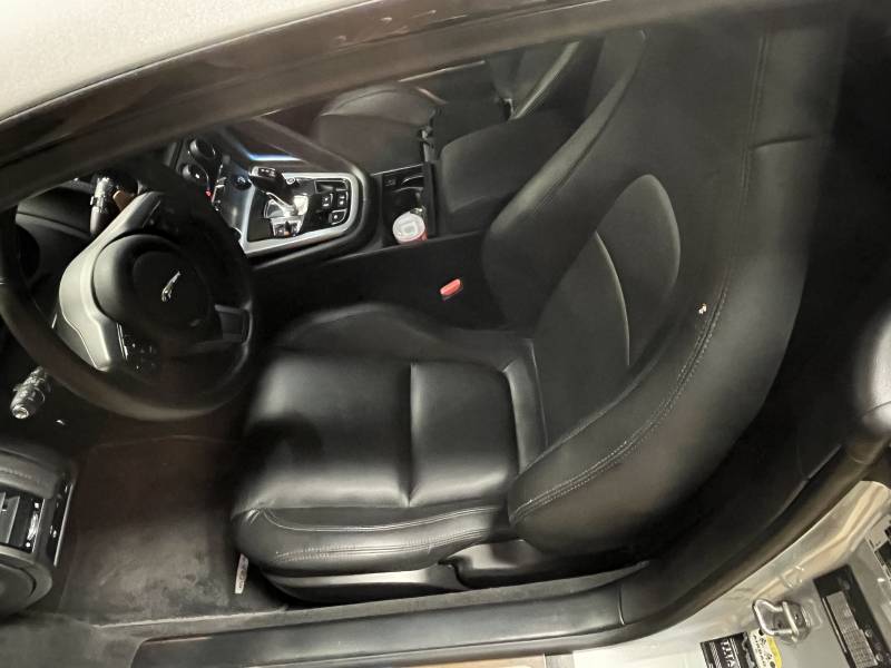 Rénovation du cuir et travail de mousse sur l'assise 