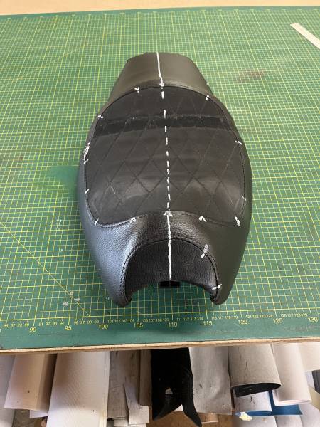 CHANGEMENT DU SIMILI CUIR SUR UNE SELLE MOTO, PROCHE DE ROUEN