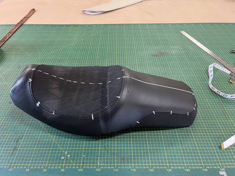 CHANGEMENT DU SIMILI CUIR SUR UNE SELLE MOTO, PROCHE DE ROUEN