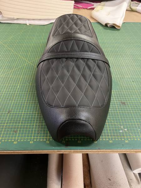 Rénovation selle moto en simili cuir