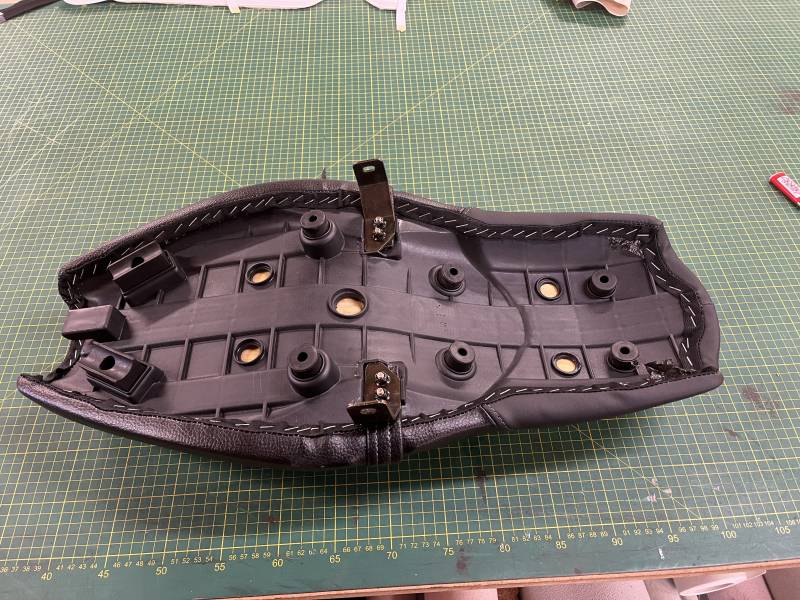 CHANGEMENT DU SIMILI CUIR SUR UNE SELLE MOTO, PROCHE DE ROUEN