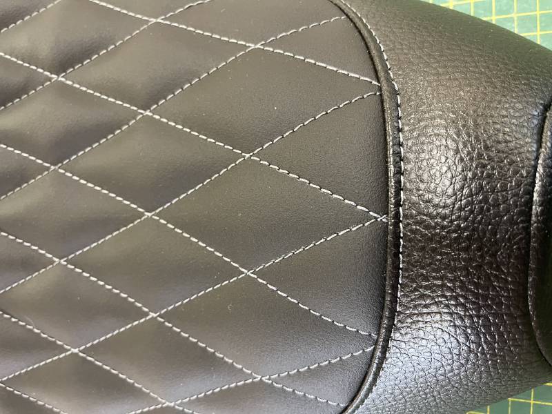 CHANGEMENT DU SIMILI CUIR SUR UNE SELLE MOTO, PROCHE DE ROUEN