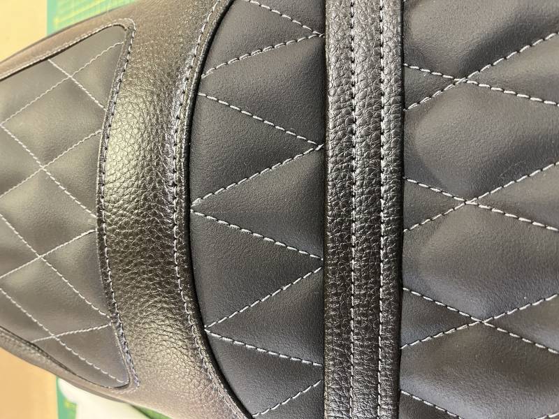 CHANGEMENT DU SIMILI CUIR SUR UNE SELLE MOTO, PROCHE DE ROUEN