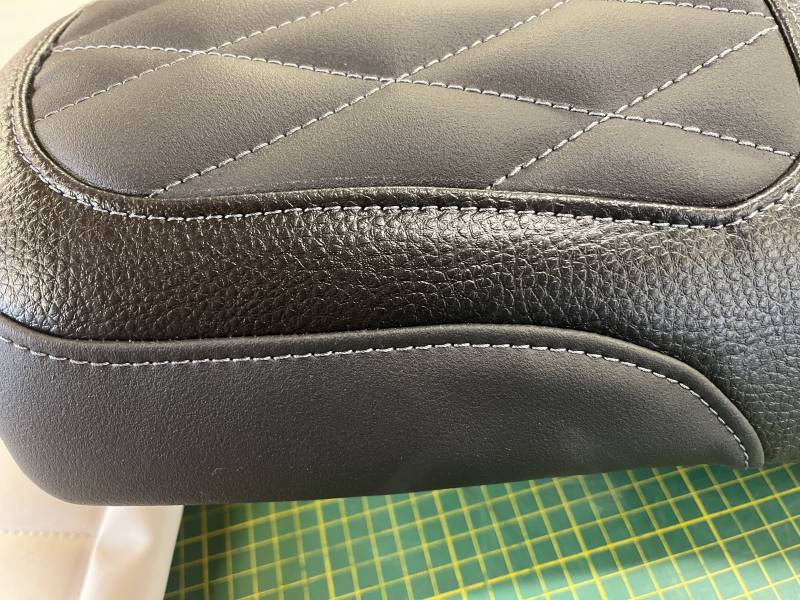 CHANGEMENT DU SIMILI CUIR SUR UNE SELLE MOTO, PROCHE DE ROUEN