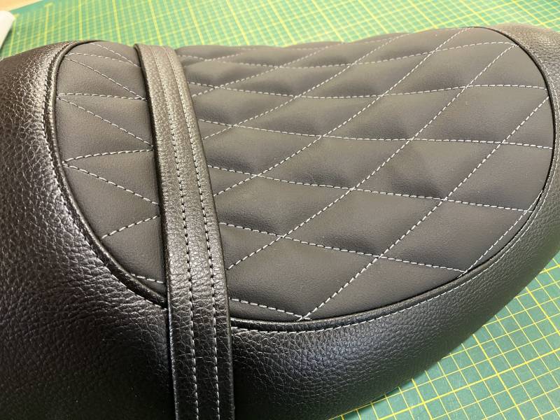 CHANGEMENT DU SIMILI CUIR SUR UNE SELLE MOTO, PROCHE DE ROUEN