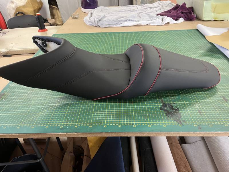 Réfection coiffe simili cuir selle moto GSR