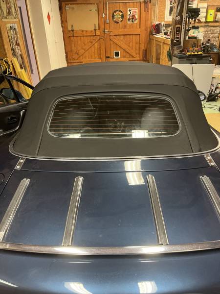 Vue arrière capote en ALPAGA sur  MAZDA MX5