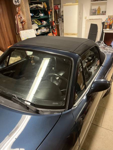 Vue de face capote en ALPAGA sur MAZDA MX5