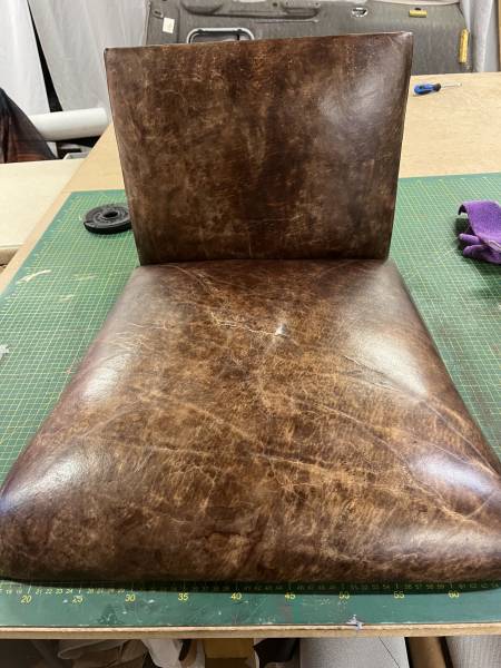 Assise et dossier en cuir de fauteuil type colonial