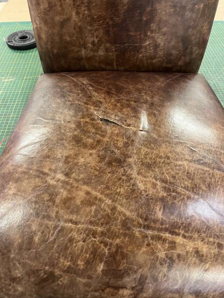 Cuir déchiré sur assise de fauteuil
