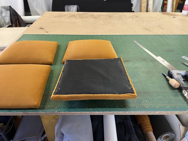 Finition sous assise en toile jaconas