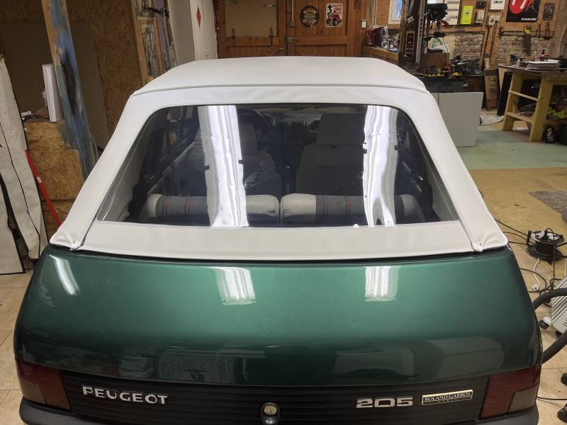 Vue lunette arrière en PVC sur 205 Roland Garros