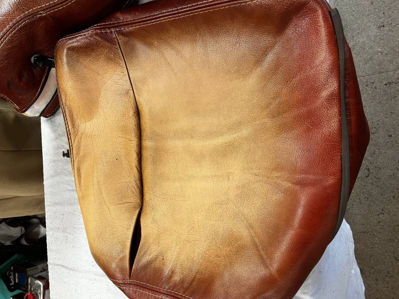 CUIR DÉCOLRÉ SUR ASSISE DE FAUTEUIL