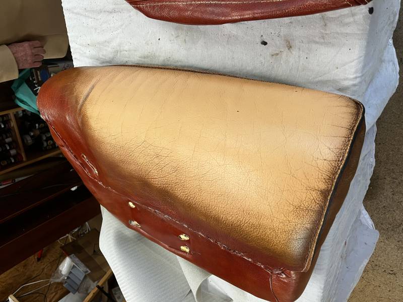CUIR DÉCOLORÉ SUR ACCOUDOIR DE FAUTEUIL