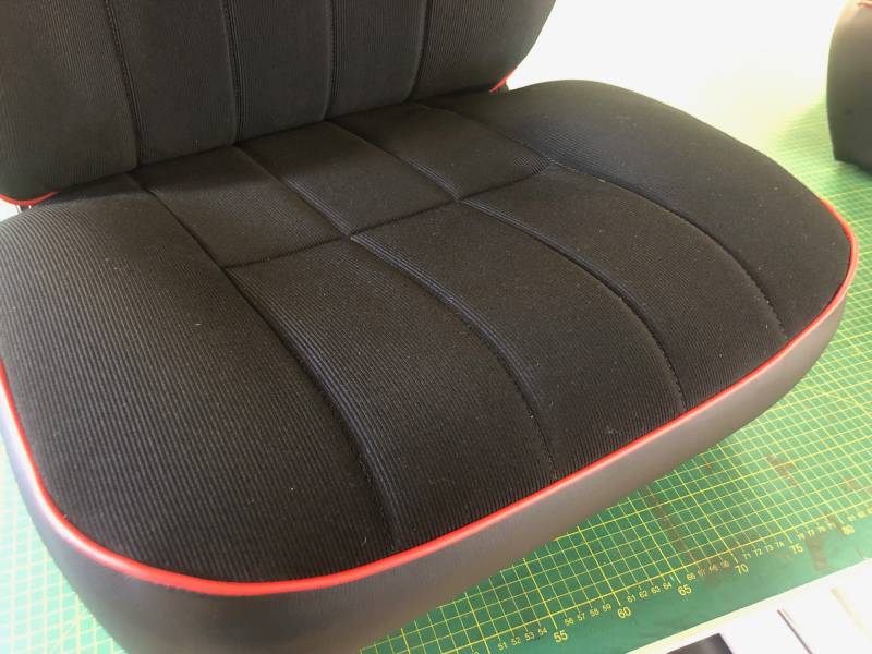 Détail matelassage sur siège de voiture en tissu cotelé d'origine 