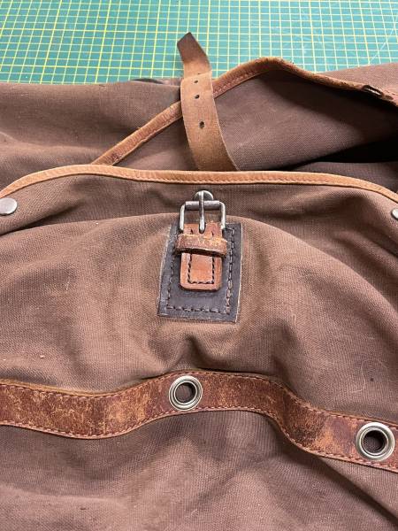 Pose de renforts en cuir sur sac de chasse
